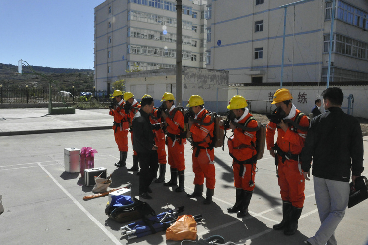 救護(hù)隊員進(jìn)行裝備檢查