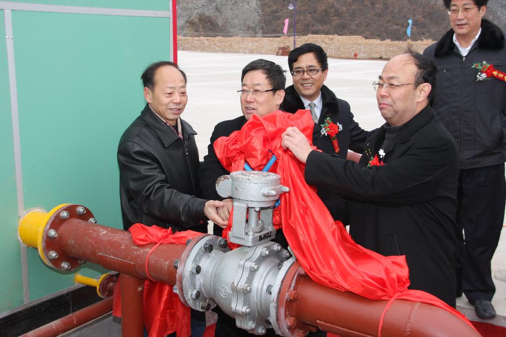  公司總經理宋志剛、黨委書記黃河為下石節(jié)礦天然氣工程開閥送氣