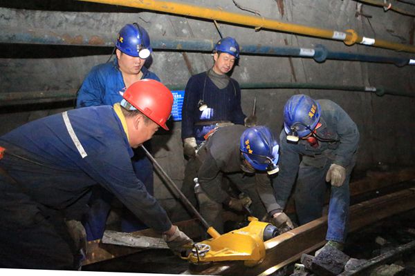 班組職工認(rèn)真進(jìn)行現(xiàn)場安全“自查”