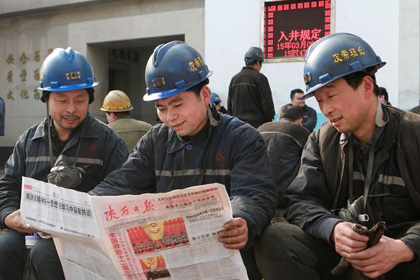 一線職工小憩時(shí)關(guān)注兩會(huì)消息