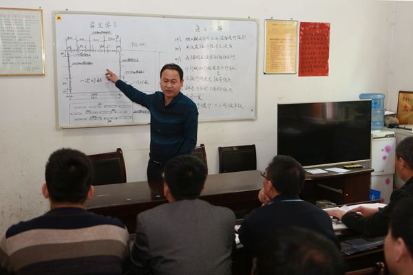 每日安全分析會上區(qū)隊(duì)領(lǐng)導(dǎo)分析解決現(xiàn)場施工難點(diǎn)問題