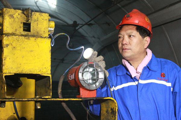 運(yùn)輸區(qū)區(qū)長雷平義第一個(gè)到現(xiàn)場確認(rèn)機(jī)車安全狀態(tài)