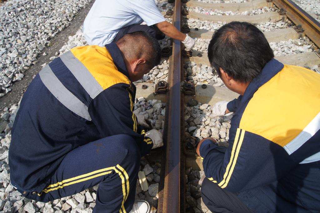 鐵路職工在仔細檢查鋼軌