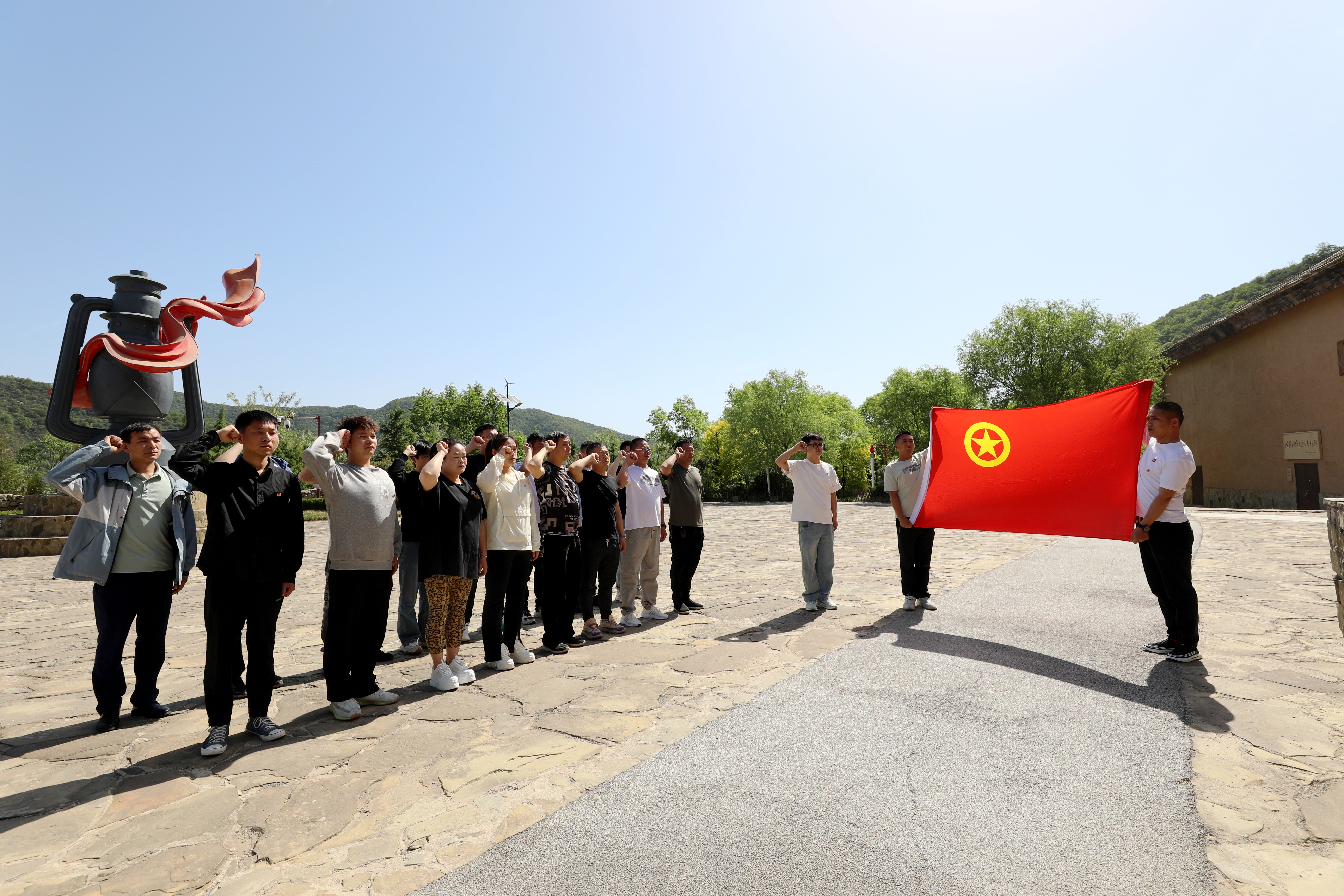 五四主題團(tuán)日?qǐng)F(tuán)員青年宣誓