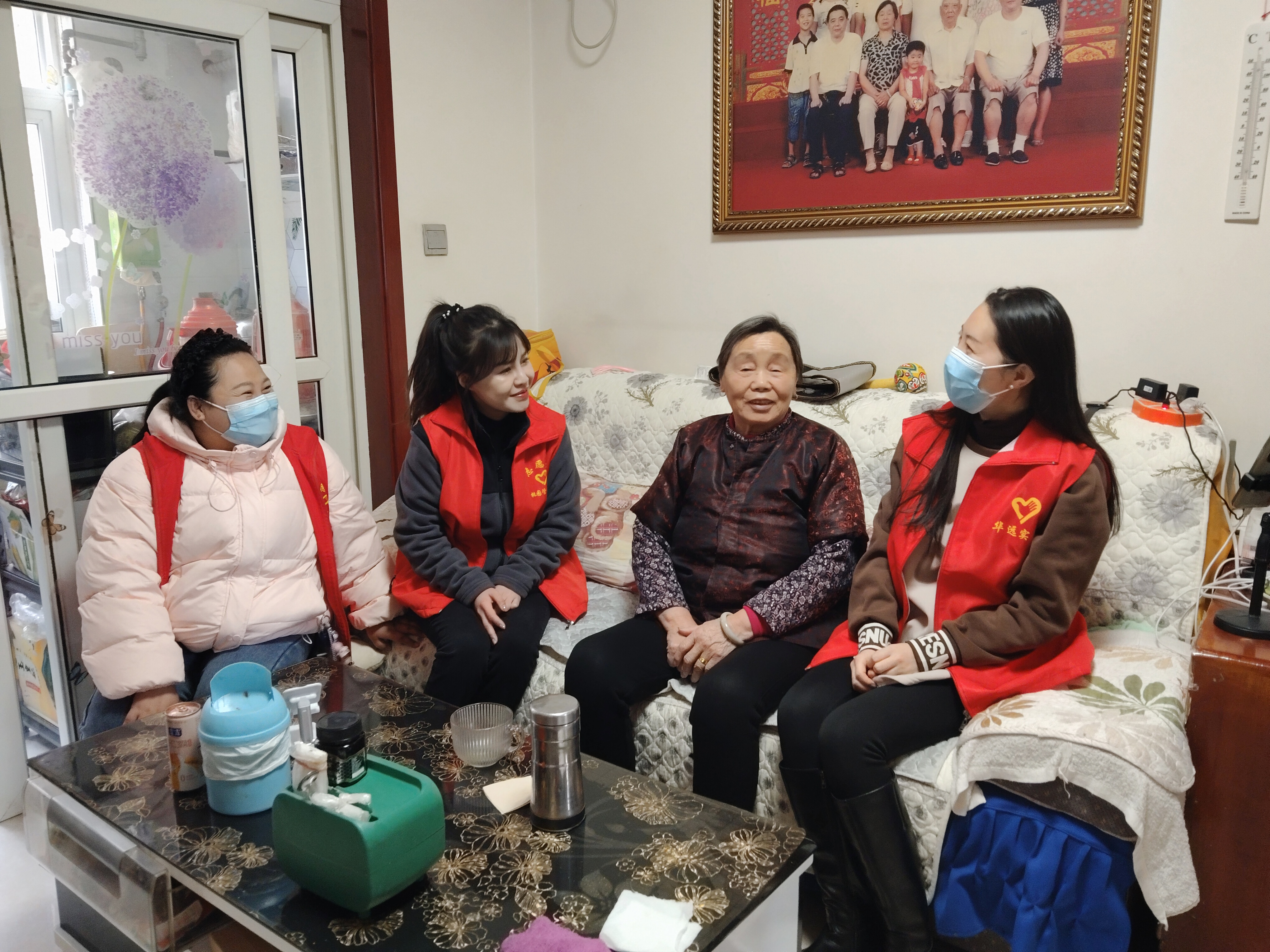 公司團(tuán)委組織青年志愿者桃園小區(qū)開展關(guān)愛孤寡老人、空巢老人志愿服務(wù)活