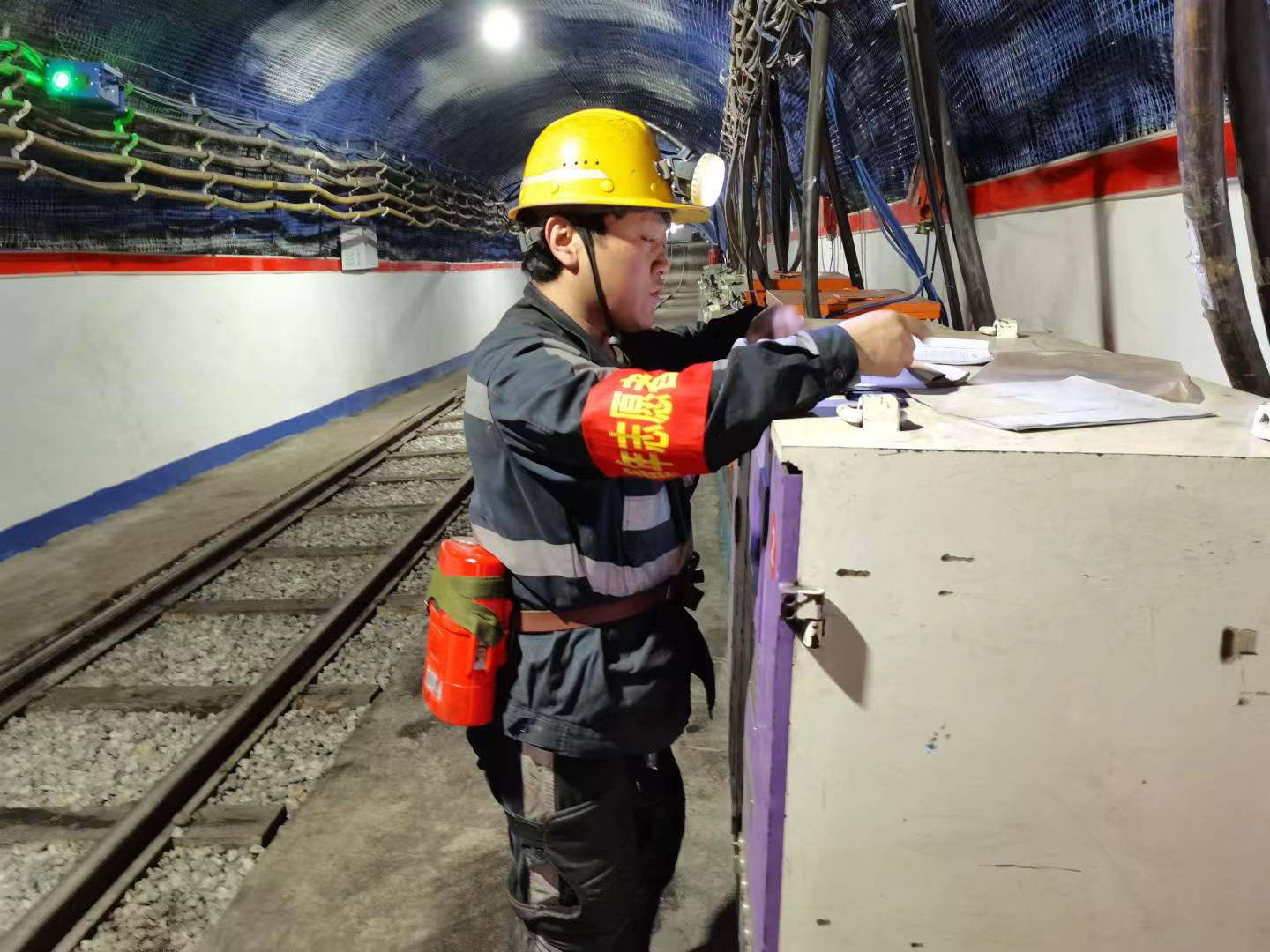 青崗員在井下開展青監(jiān)崗隱患排查活動(dòng)，助力礦井安全穩(wěn)定